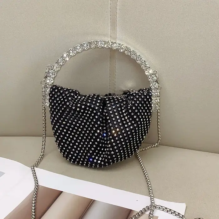 Sac à main plein de diamants