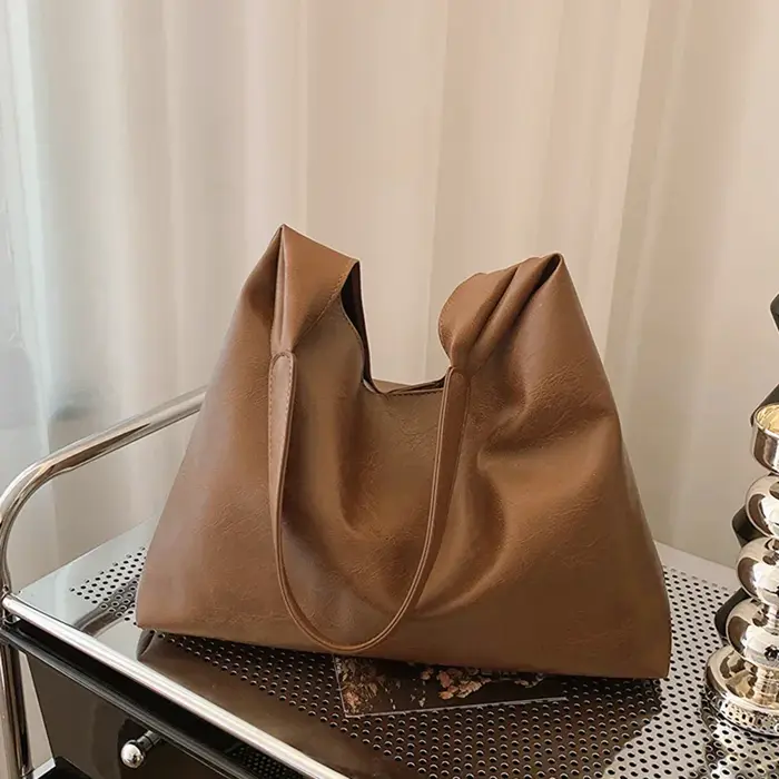 Sac à main marron en cuir souple pour femme