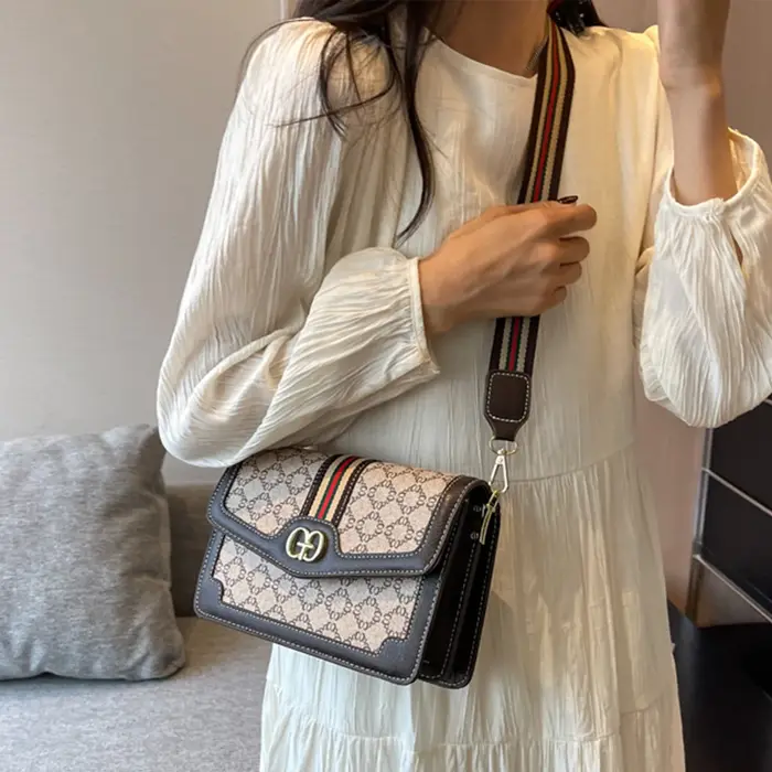 Sac bandoulière classique tendance en PU léger avec rabat