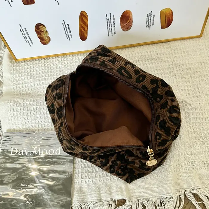 Petite trousse de maquillage à imprimé léopard