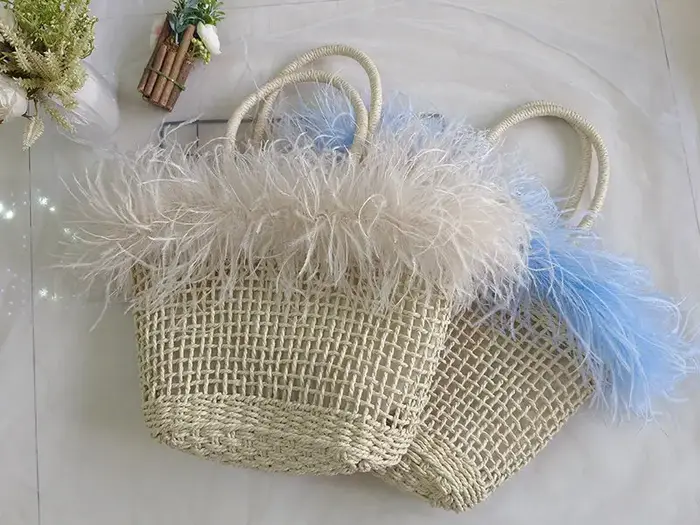 Sac à main en paille tressée avec véritable plume d'autruche