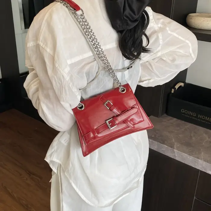 Sac à main rouge de marque