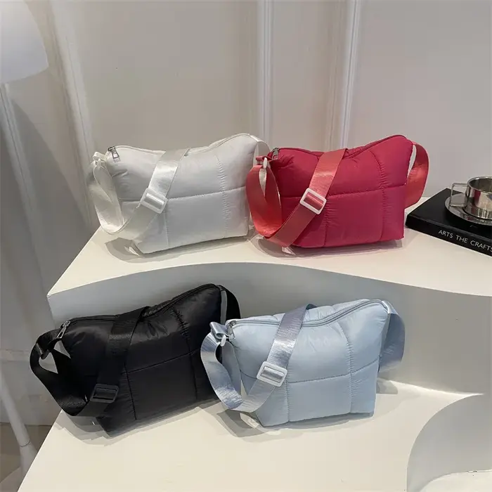 Sac à main pour femme, nouveau sac d'automne et d'hiver, sac à bandoulière simple, léger, décontracté, à la mode, avec broderie.