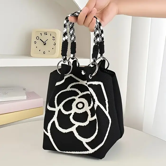 Sac à main tricoté à motif de fleurs noir et blanc