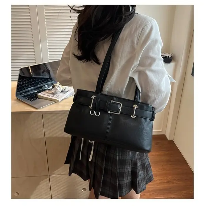 Sac à bandoulière vintage marron en similicuir pour femme avec boucle décorative