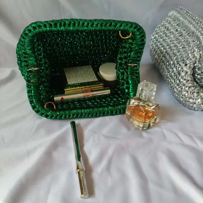 Sac à main en tissu argenté tressé avec clip crochet