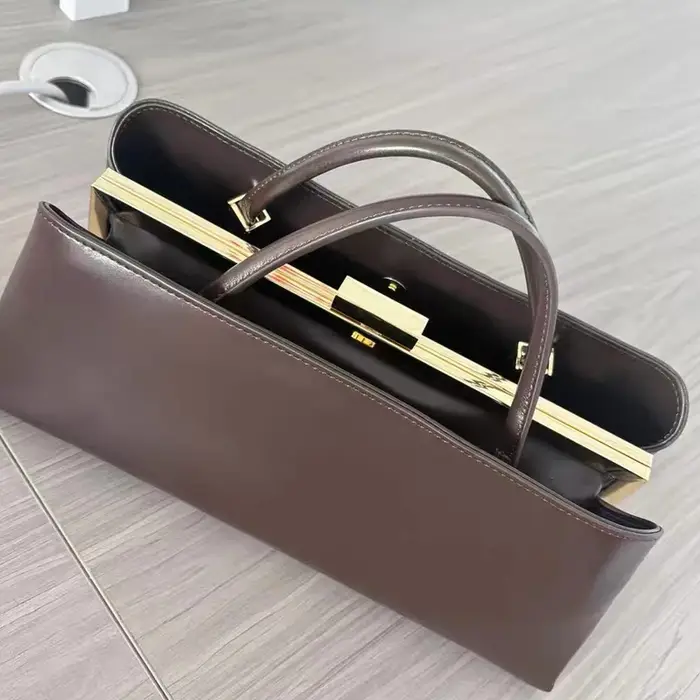 Pochette longue avec bandoulière réglable