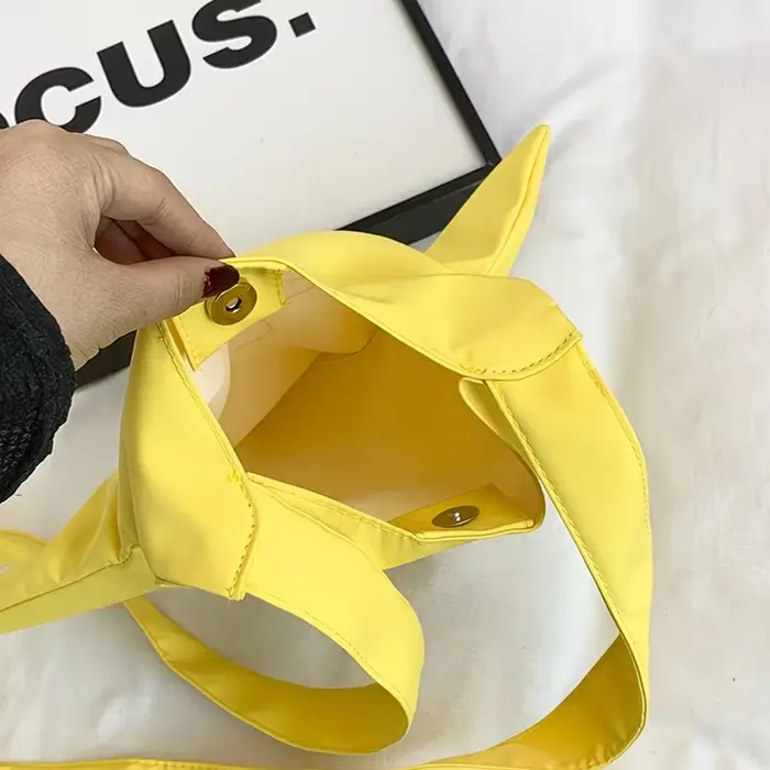 Un sac en tissu jaune à motif étoile mignon