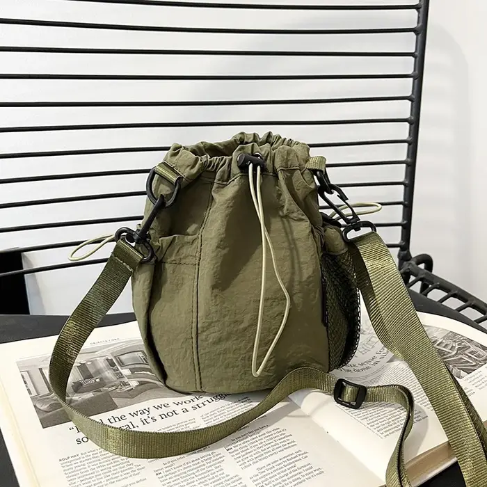 Sac bandoulière décontracté pour femme Printemps 2026, sac seau à cordon tendance en nylon, sac poly