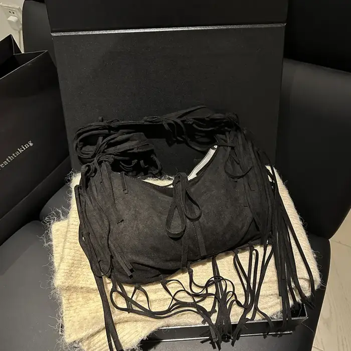 Sac fourre-tout à bandoulière à pompons quatre couleurs