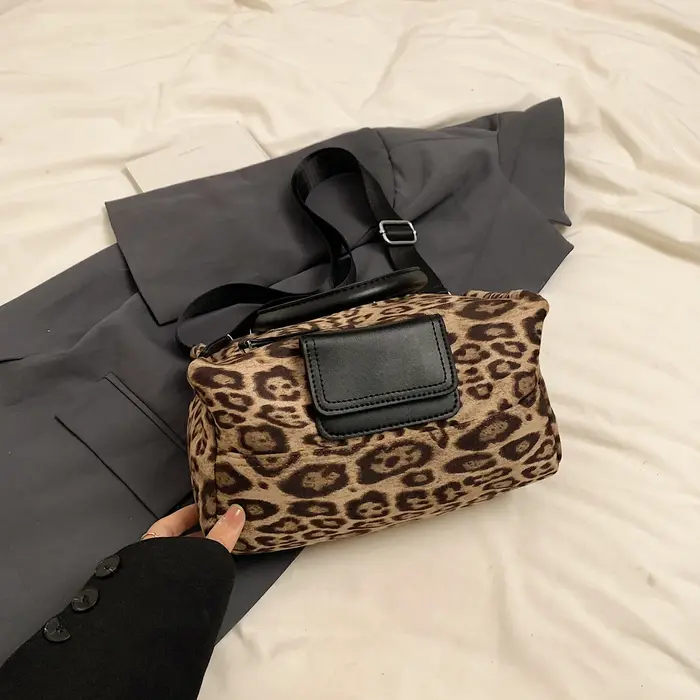 Pochette Vintage en daim léopard