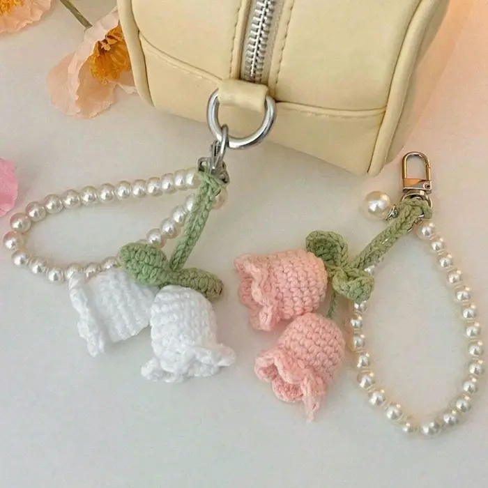Breloque de sac en crochet fait main en forme de tulipe avec chaîne de perles