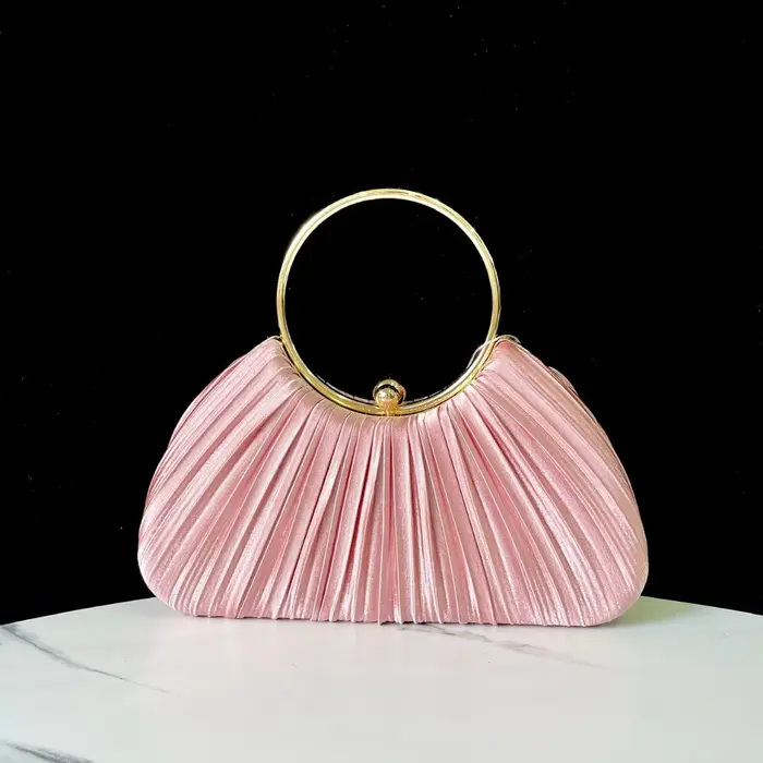 Pochette de soirée plissée en satin rose poudré avec grande poignée en anneau doré