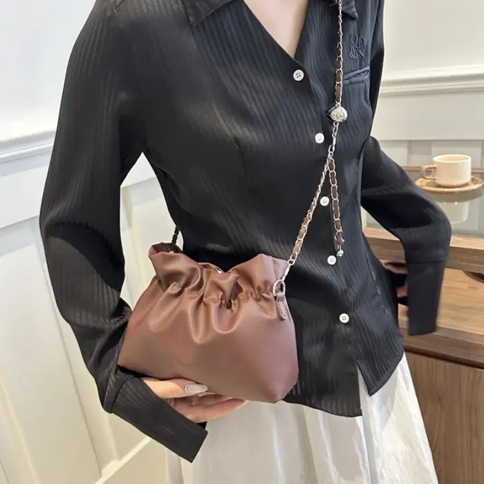 Sac seau élégant en satin plissé avec cordon de serrage et bandoulière chaîne