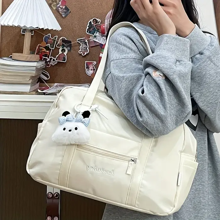 Sac fourre-tout tendance avec joli breloque en peluche pour l'épaule