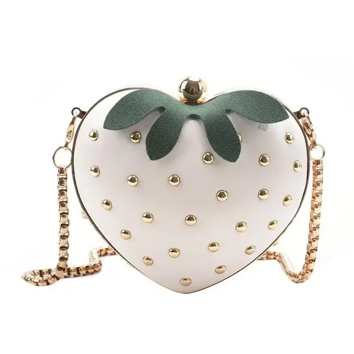 Sac bandoulière rouge en cuir motif fraise avec clous dorés et chaîne