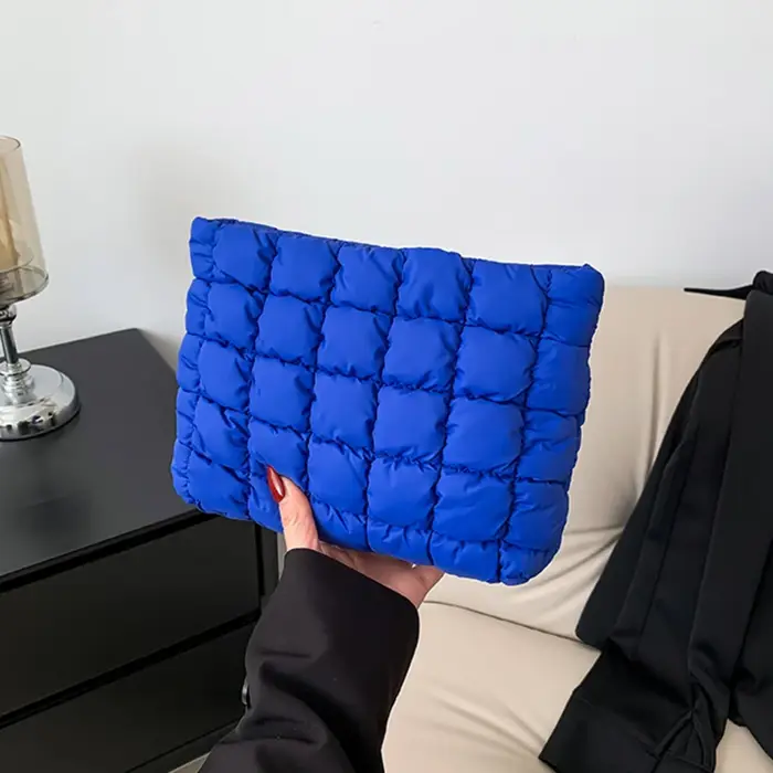 Pochette de maquillage rembourrée et matelassée pour femmes
