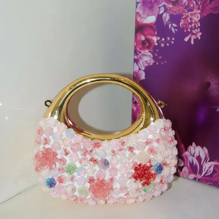 Mini sac en acrylique à fleurs brillantes
