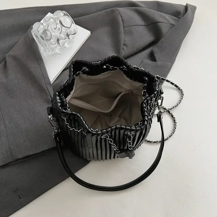 Sac noir pour femmes, sac à bandoulière tendance avec design plissé