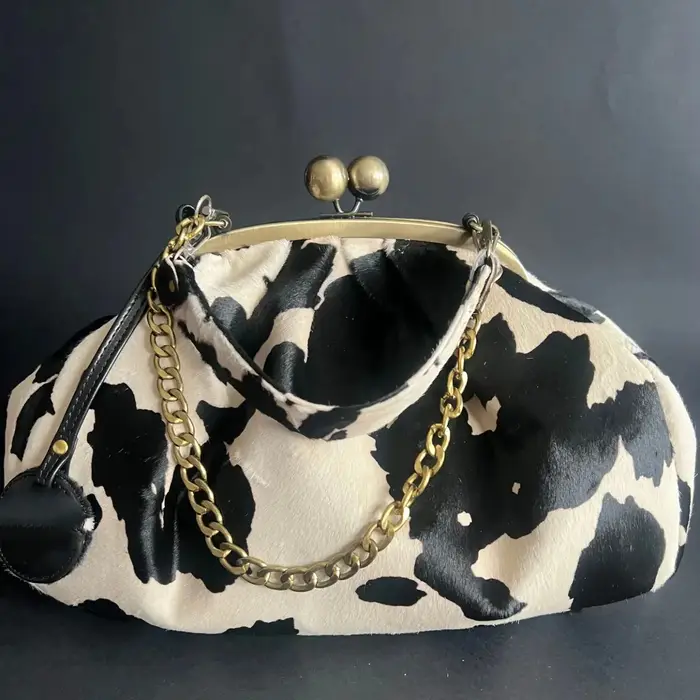 LOST IN VINTAGE – pochette en tissu à motif de vache, cadre métallique, serrure à baiser et poignée 
