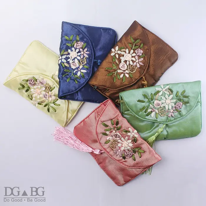 Petit sac à main à fermeture éclair en satin avec boucle magnétique