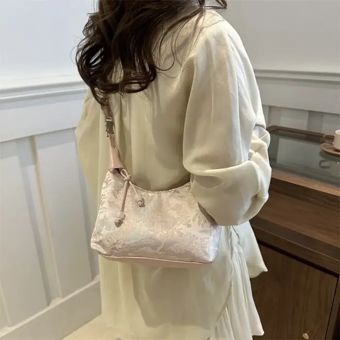 Nouveau sac fourre-tout tendance Chic sac à bandoulière brodé doux Texture en Nylon pendentif perle sac