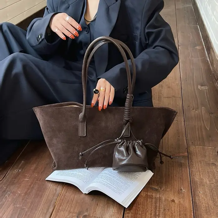 2026 Marque de luxe Design Sac fourre-tout en cuir suédé Femmes Casual Peau de grande capacité Sacs à bandoulière