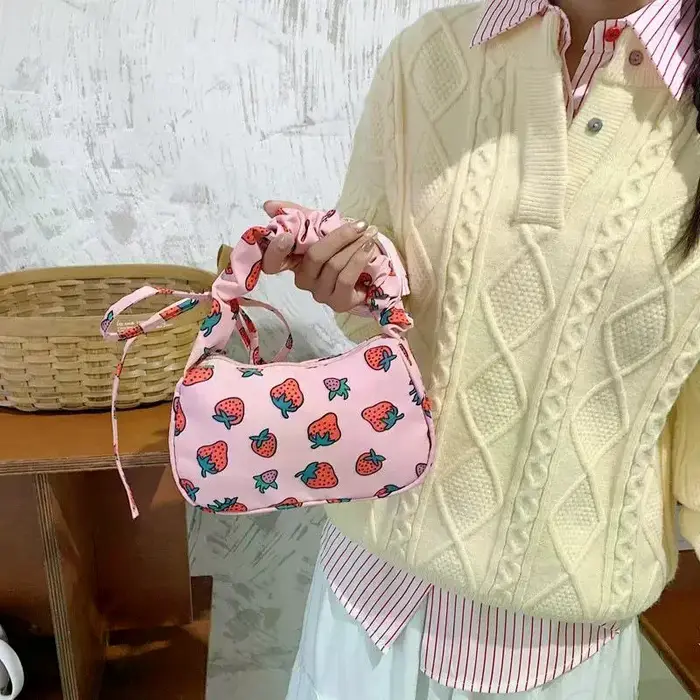 Sac à bandoulière froncé à imprimé fraises mignon avec fermeture éclair