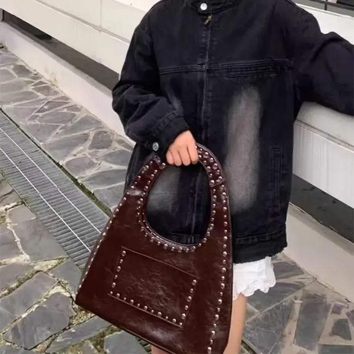 Mode coréenne Rivet sac léger marque de luxe Niche personnalité rétro Cool polyvalent épaule bandoulière sous les bras noir sac de banlieue