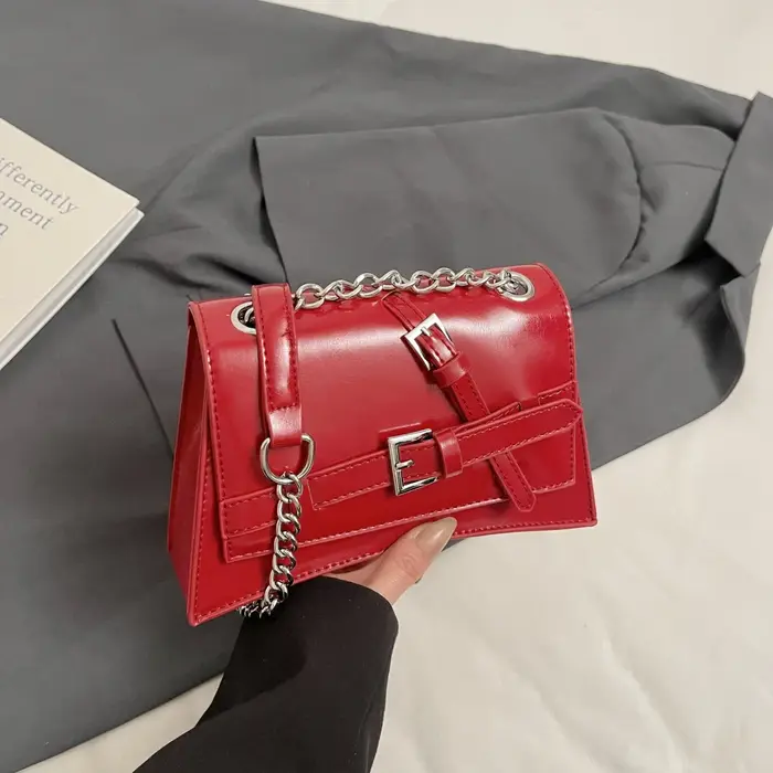 Sac à main rouge de marque