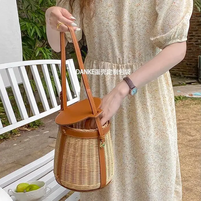 Sac seau en cuir et rotin pour femmes