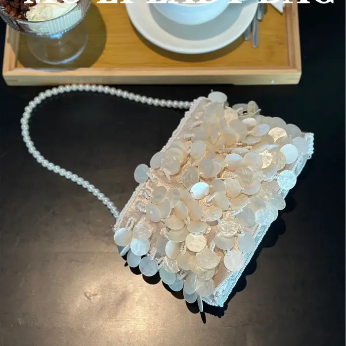 Pochette en perles de coquillage