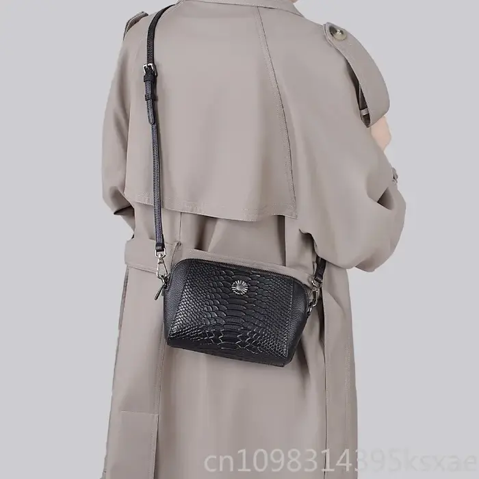 Sac bandoulière vintage en cuir verni gaufré croco