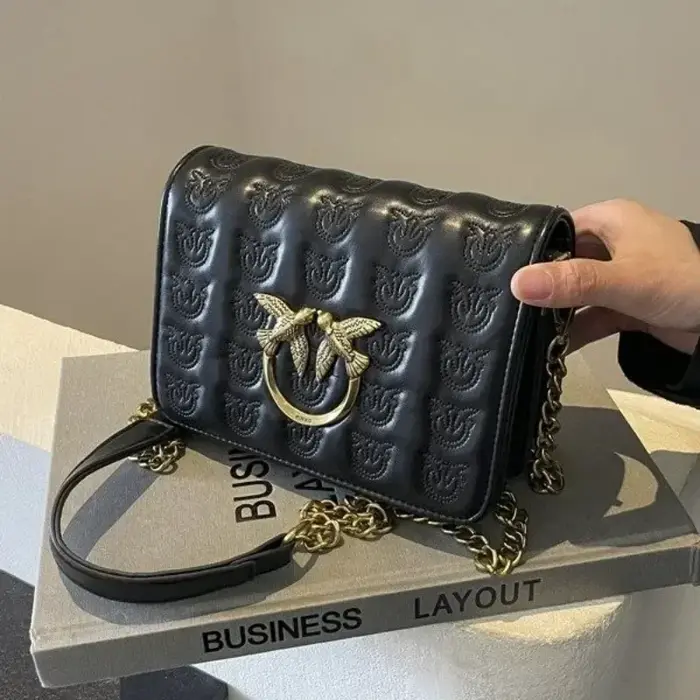 Sac à langer en cuir de créateur haut de gamme : Sac bandoulière élégant pour femme au style minimaliste et grande