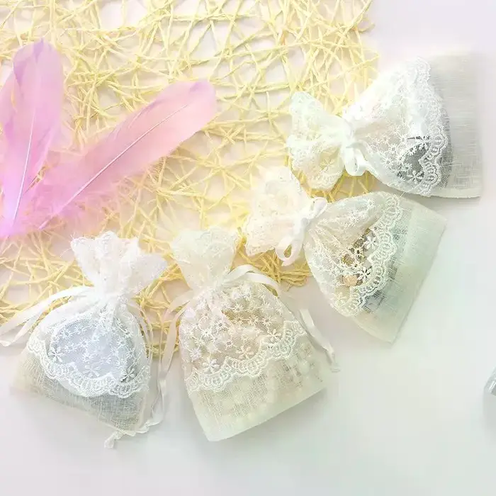 Sac cadeau blanc réutilisable en gaze et dentelle avec cordon de serrage pour le rangement