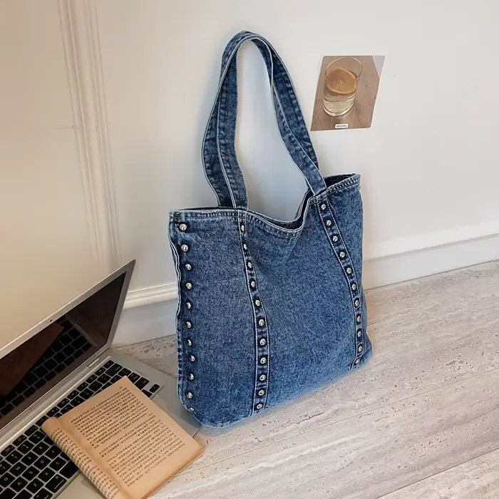 Sac fourre-tout en jean délavé vintage clouté