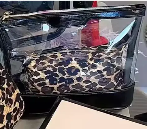 Sac fourre-tout et trousse de toilette en PVC transparent bleu Marcus avec sac intérieur pour femmes