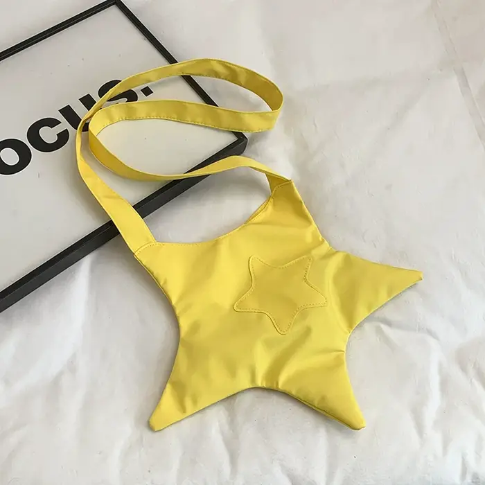 Un sac en tissu jaune à motif étoile mignon, un sac à bandoulière élégant de grande capacité avec un