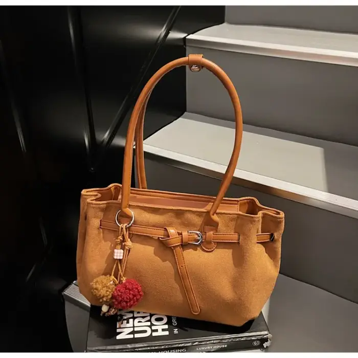 Sac à bandoulière en daim marron pour femme avec pompon décoratif