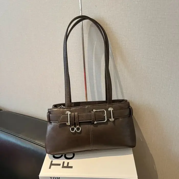 Sac à bandoulière vintage marron en similicuir pour femme avec boucle décorative