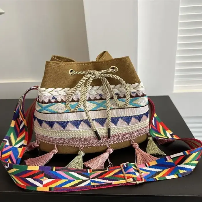 Sac seau bohème à cordon de serrage avec broderie ethnique et décorations à pompons pour les vacances