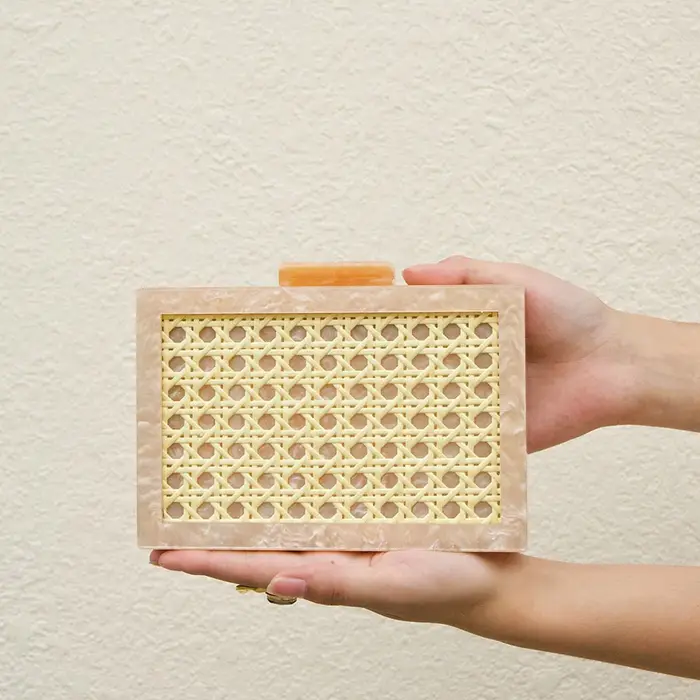 Pochette carrée à texture marbrée ajourée, style vacances, avec chaîne
