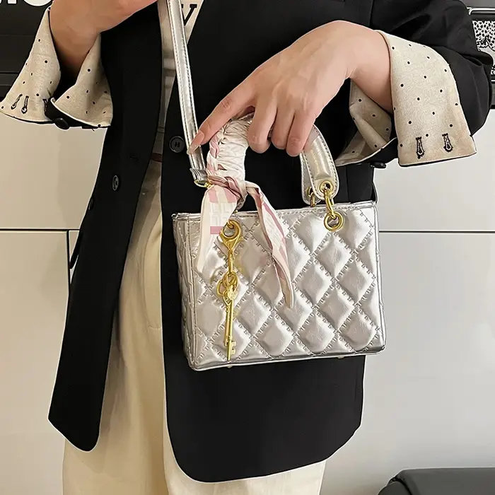 Sac à main argenté pour femmes