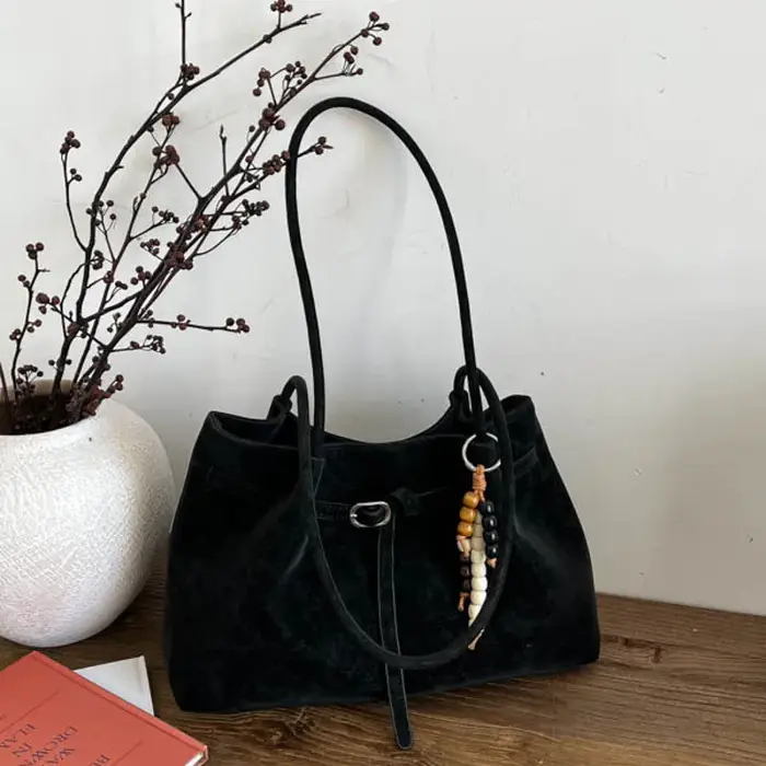 Sac fourre-tout vintage en cuir marron avec breloque perlée et boucle décorative