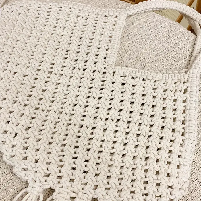 Sac à bandoulière tressé à pompons pour femme
