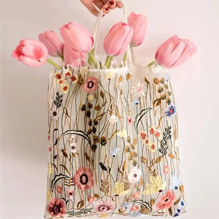 Sac en tissu brodé de fleurs de camélia