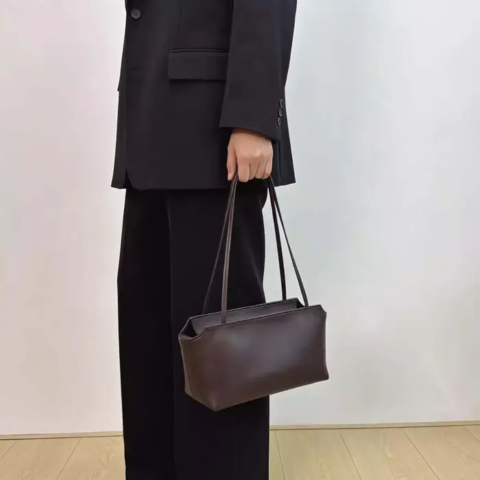 Sac à main d'épaule minimaliste en peau de mouton douce, design de niche, texture haut de gamme, lux