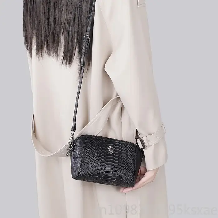 Sac bandoulière vintage en cuir verni gaufré croco