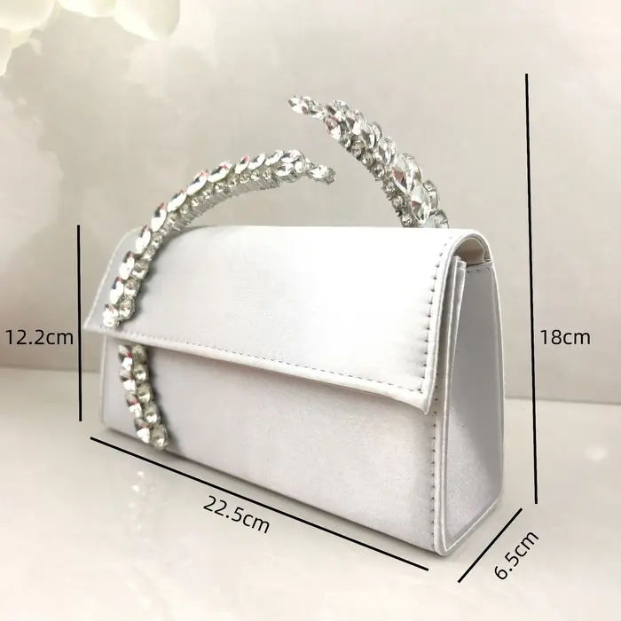 Sac à main en satin orné de diamants brillants