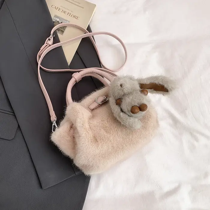 Sac à bandoulière en fausse fourrure moelleuse